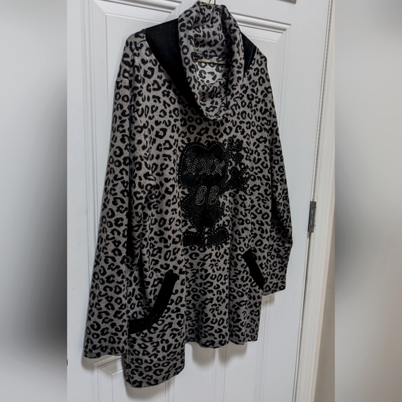 🌺HOST PICK🌺Leopard Print Cowl Embellished Long Sleeve Soft Sweater Grey &Black - Picture 3 of 11